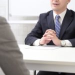 面談をする男性