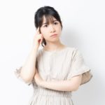 悩む女性