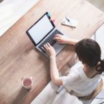 デスクで作業する女性